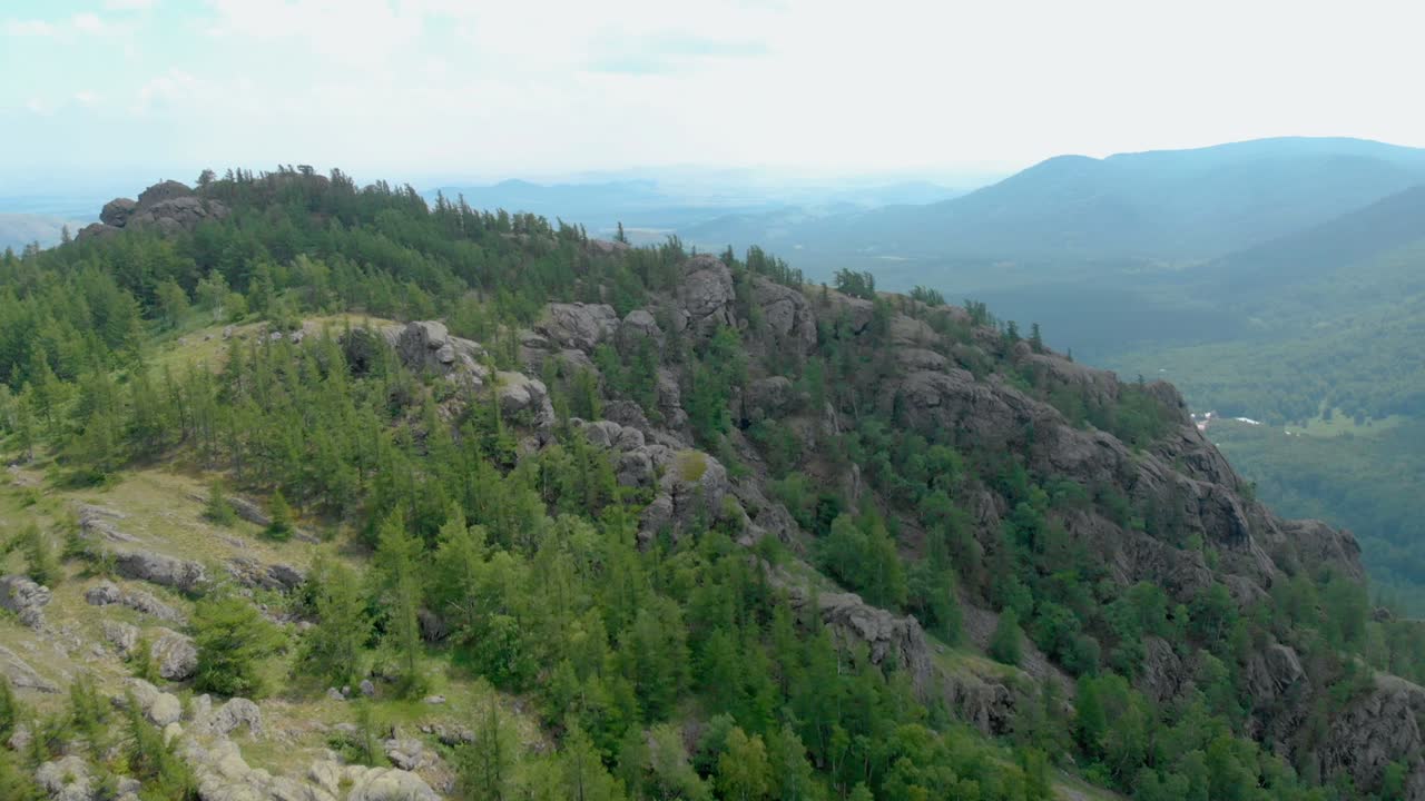 vista aérea. vuelo sobre unas colinas rocosas. bashkortostán, bannoe, rusia.