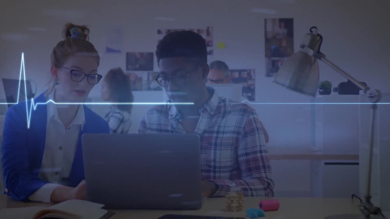animación de la línea isoeléctrica sobre diversas personas de negocios que usan computadora portátil en la oficina