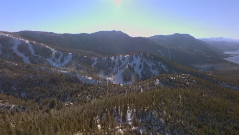 empujar los abetos douglas hacia las montañas en el lago tahoe en un hermoso día soleado