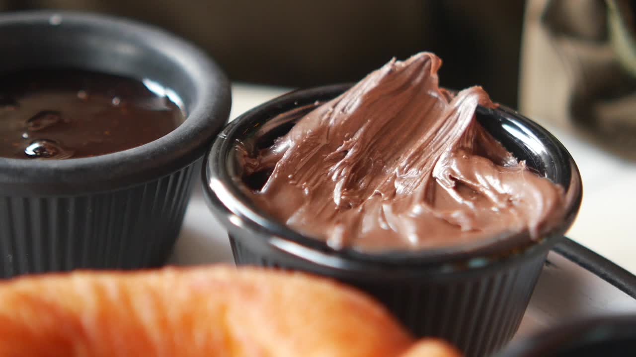 누텔라에 도을 담그는 것