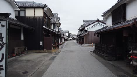 Caminando-Por-La-Ciudad-De-Sasayama-En-La-Ciudad-Histórica-De-Tamba-De-Japón,-Arquitectura-De-Casas-Del-Período-Edo,-Calle-Tradicional-Vacía