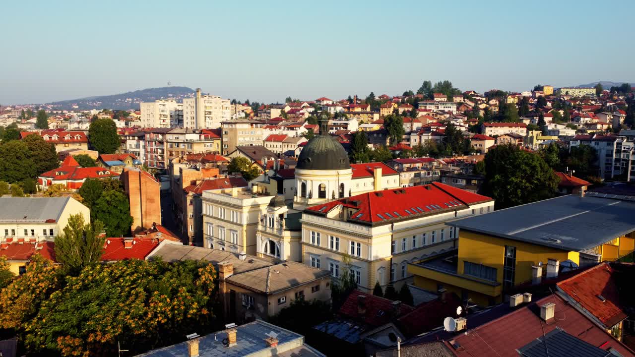 Vídeos stock de drone da cidade de Sarajevo ao nascer do sol na Bósnia e Herzegovina. Vista aérea do centro histórico da cidade, colinas circundantes, névoa matinal e luz quente, ideal para projetos de viagem e turismo