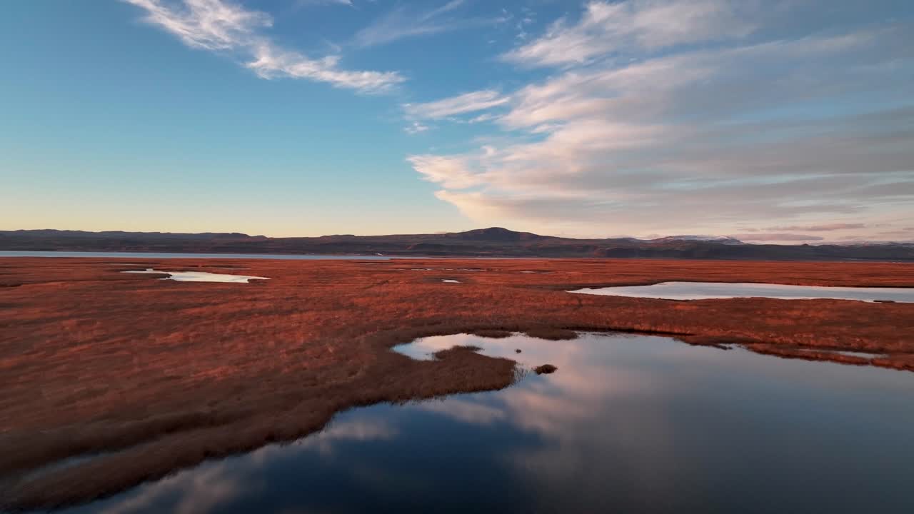 volando sobre piscinas naturales en el sur de islandia durante la hora dorada