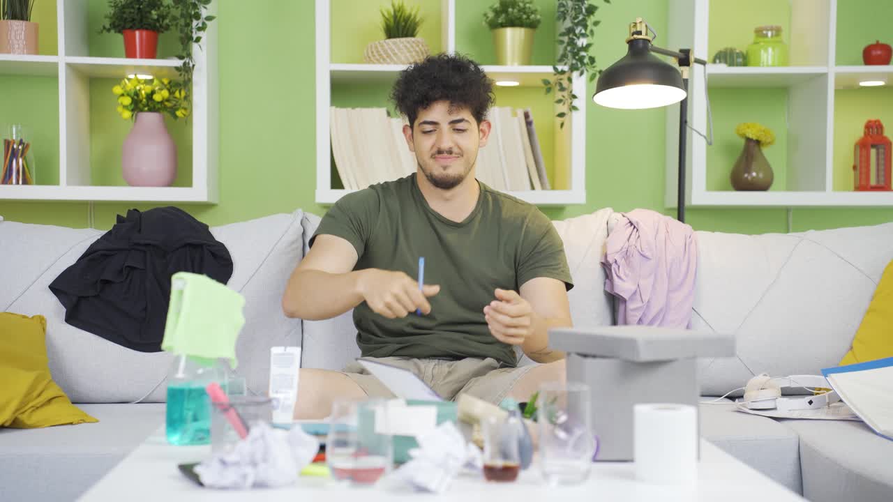 지루한 젊은이가 오락을 찾습니다.