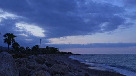 el lapso de tiempo captura la costa de stoney beach durante el amanecer