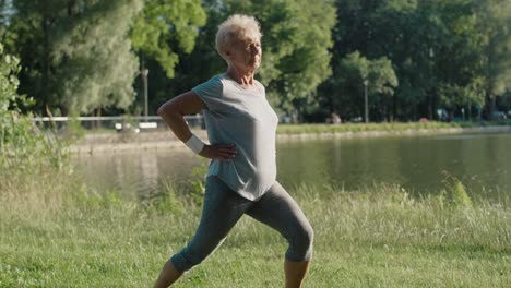 vista panorámica de una mujer mayor practicando yoga al atardecer