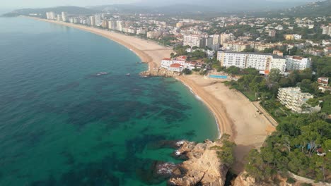 Impresionante-Vista-Aerea-De-Una-Playa-Paradisiaca-En-La-Costa-Brava-En-Girona-Playa-De-Aro