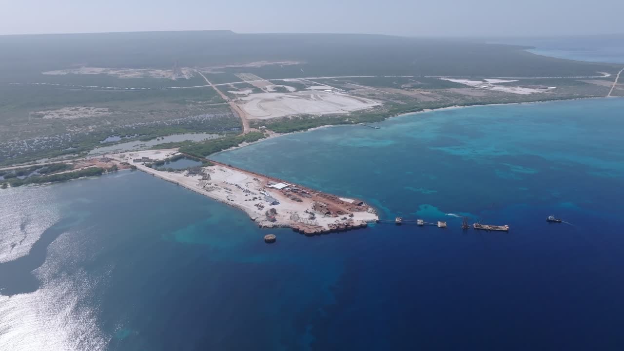 ⁇ 리 도미니카 공화국 의 푸에르토 카보 로호-페데르날레스 크루즈 항구 의 건설 현장 을 둘러싸고 있는 공중 사진