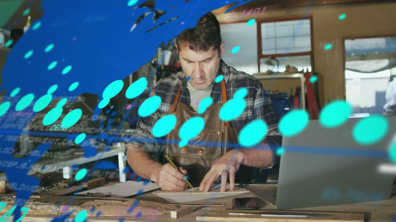 Hombre dibujando y midiendo en un banco de carpintería mientras una laptop envía datos superponiendo planos, refinando el plan