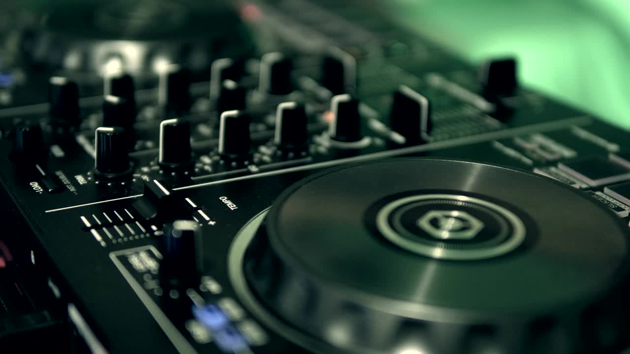 ajusta los controles de la pista en el panel de control de dj.