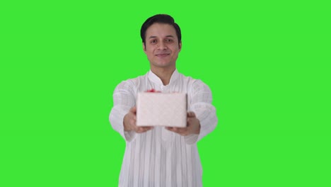 Glücklicher-Indischer-Mann,-Der-Dem-Grünen-Bildschirm-Der-Kamera-Ein-Geschenk-Macht