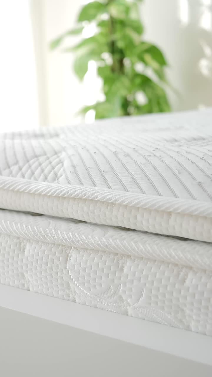 Mão Pressionando um Pillow Top Branco Macio