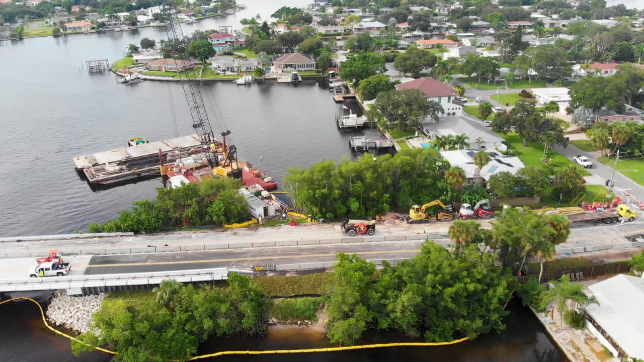 플로리다 주 세인트 피터스버그의 40번가 교량에서 작업하는 교량 수리 대원의 4k 드론 동영상 - 화창한 여름날-4