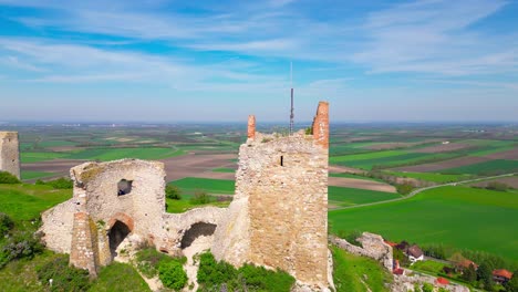 Vista-Aérea-Del-Castillo-Medieval-De-Staatz-Con-Vistas-A-La-Ciudad-Y-A-Los-Campos-Rurales-En-Austria.