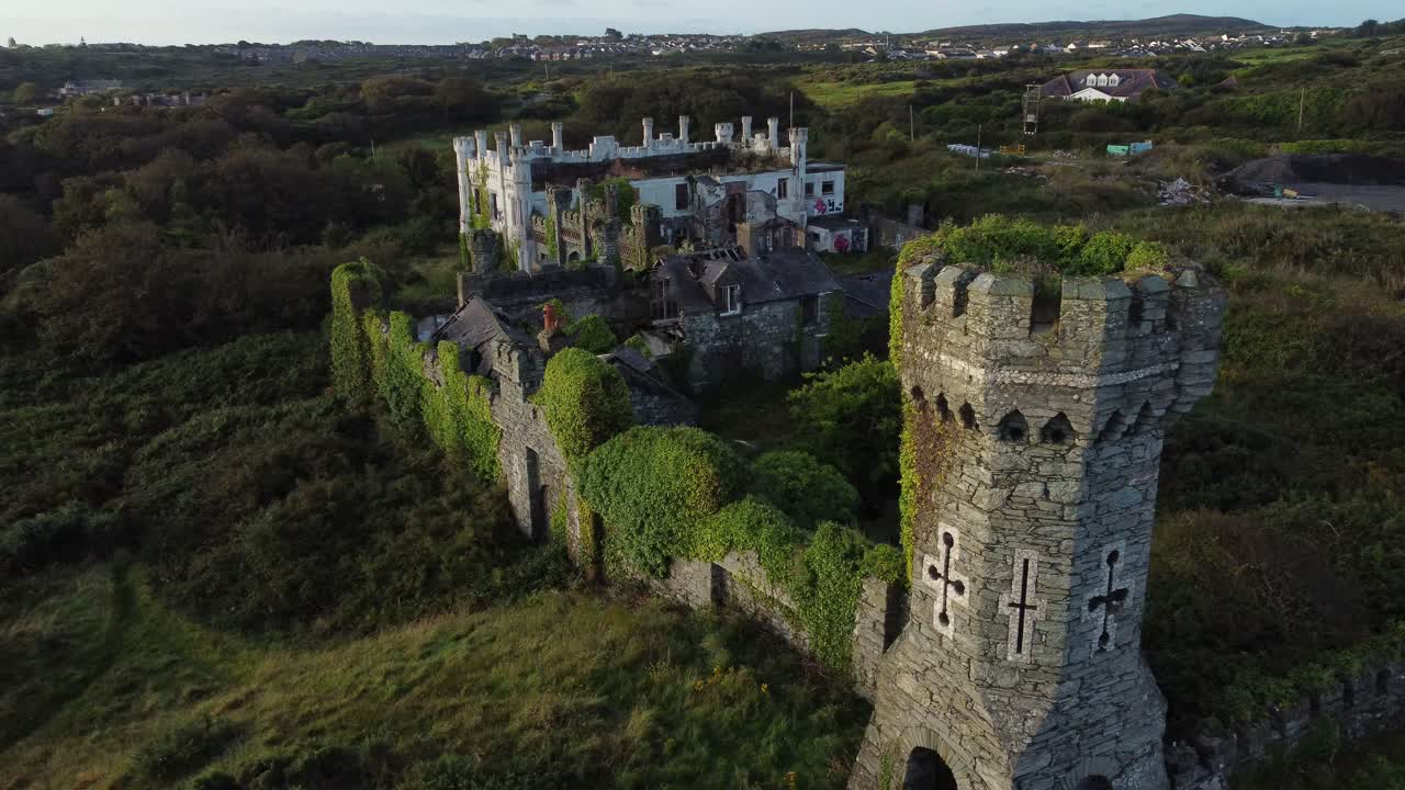 soldados punto casa vista aérea en círculo abandonado vacío cubierto de vegetación holyhead finca victoriana