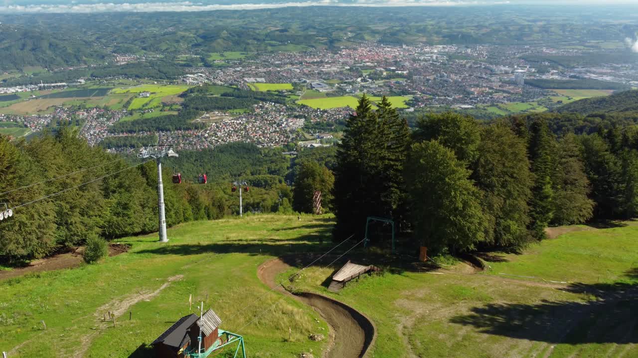 mariborsko pohorje, oblíbená turistická destinace v létě a lyžování v zimě, lanovky spojují město maribor ve slovinsku