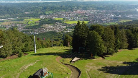 Mariborsko-Pohorje,-Popular-Destino-De-Senderismo-En-Verano-Y-Esquí-En-Invierno,-Teleféricos-Que-Conectan-La-Ciudad-De-Maribor,-Eslovenia