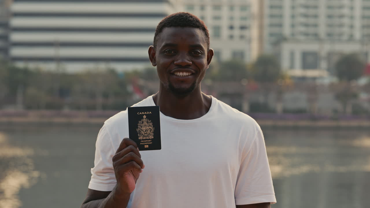 Uomo che tiene in mano un passaporto canadese