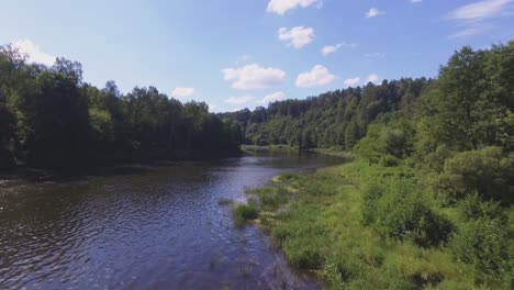 Tres-Hermanos-Piedras-En-El-Río-Neris-En-Un-Día-Soleado-De-Verano