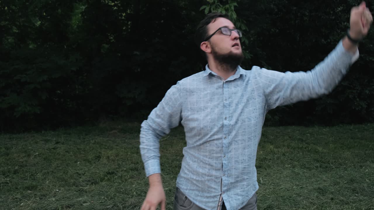 남자는 벌레를 쫓아낸다