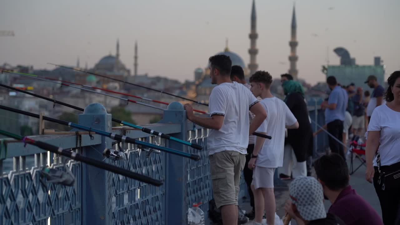 gente pescando en un puente en estambul
