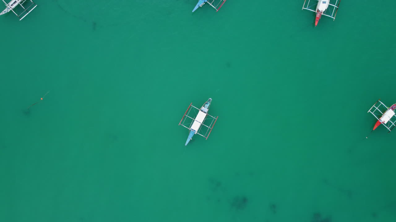 부두 부두 근처에 정박한 보트의 탑 뷰 드론 샷