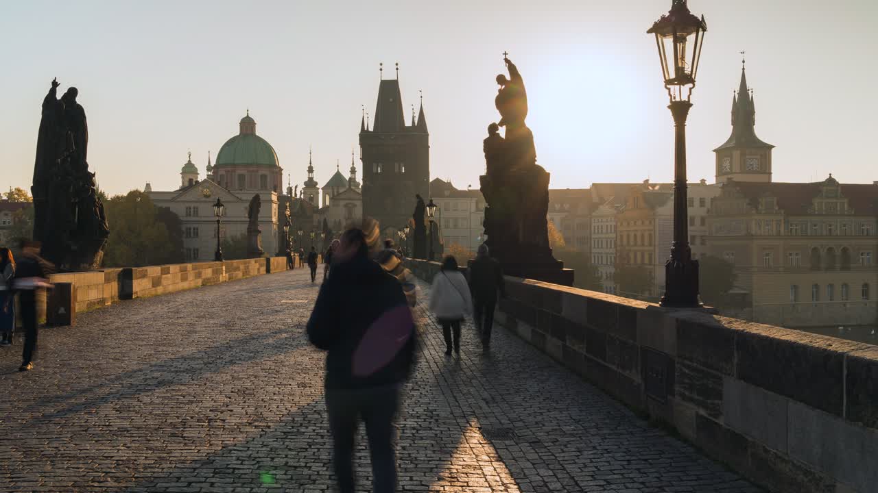 Vista in timelapse del punto di riferimento storico Ponte Carlo all'alba a Praga, Repubblica Ceca