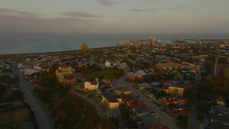 Wohngebäude-Und-Industriebezirk-An-Der-Seeküste,-Die-Von-Der-Untergehenden-Sonne-Beleuchtet-Werden.-Port-Elisabeth,-Südafrika