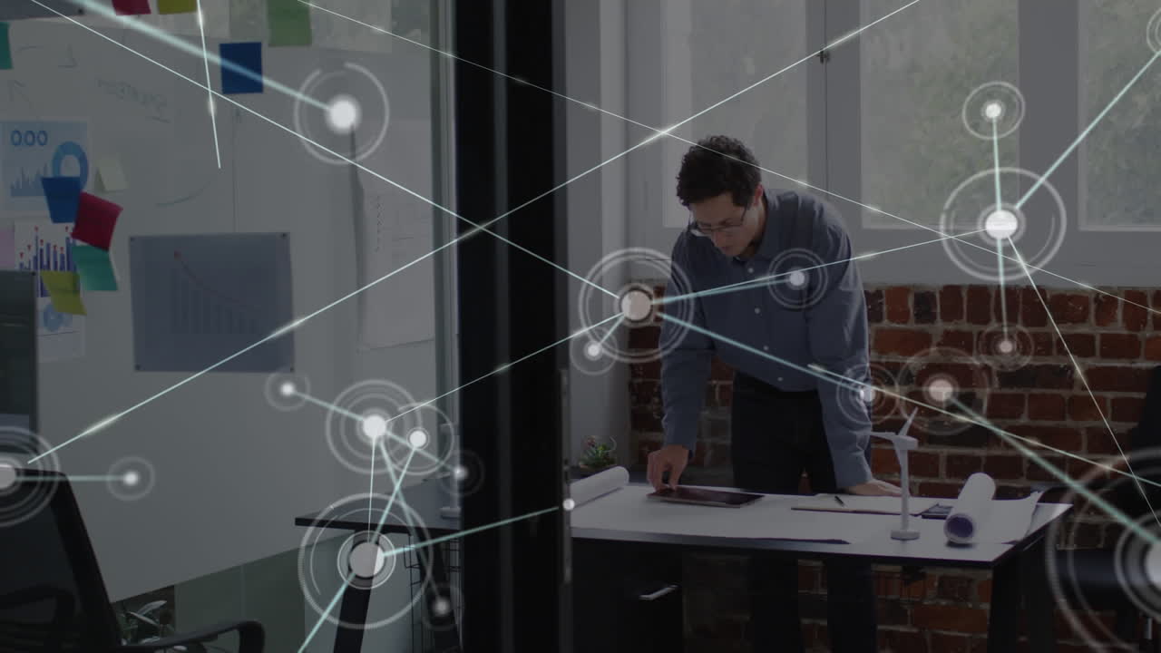 red de conexiones contra el hombre caucásico que usa tableta digital en la oficina