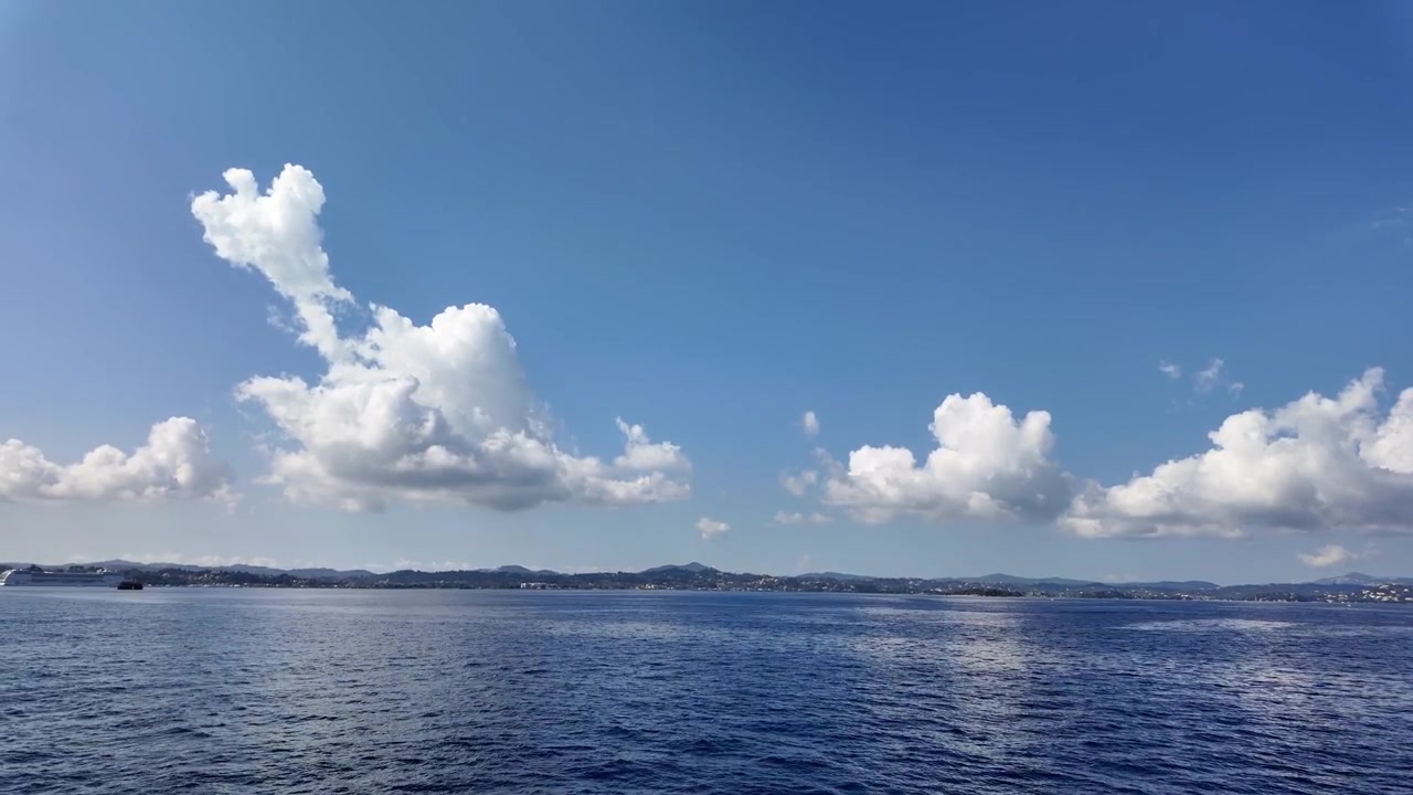 從渡輪欣賞希臘科孚島愛奧尼亞海的海岸山脈景色