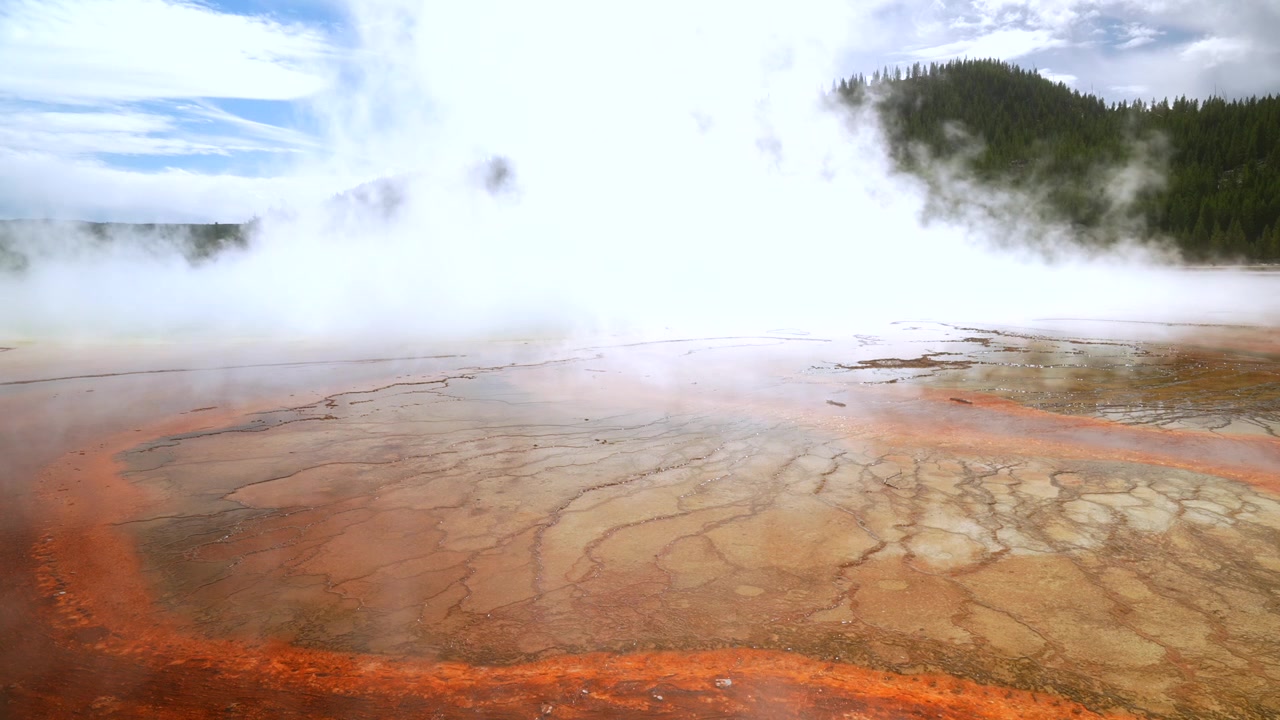 Grand Prismatic Spring, sorgenti termali vivaci e colorate, piscina con vapore denso, Midway Boardwalk, sentiero Fairy Falls, Mid Geyser Basin, Wyoming, USA, Parco Nazionale di Yellowstone, paesaggio naturale, mattinata soleggiata, cielo azzurro