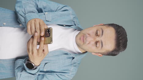 el video vertical del teléfono del hombre hablando por teléfono se queda sin carga.