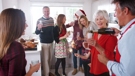 Familie-Und-Freunde-Aus-Mehreren-Generationen-Feiern-Mit-Getränken-Vor-Dem-Abendessen-Auf-Der-Weihnachtshausparty