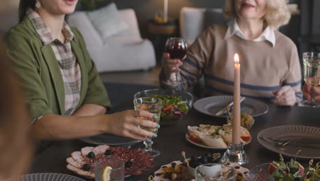 Nahaufnahme-Einer-Glücklichen-Familie,-Die-Sich-Beim-Gemeinsamen-Abendessen-Zu-Hause-Anstößt