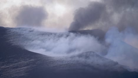 nubes de gases volcánicos expulsadas del volcán cumbrevieja de la palma con algunos piroclastos proyectados.