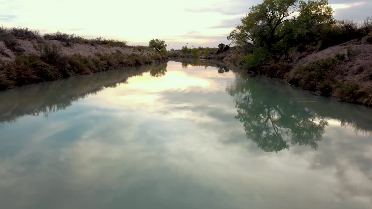 drone de imágenes aéreas sobre el agua azul en un arroyo