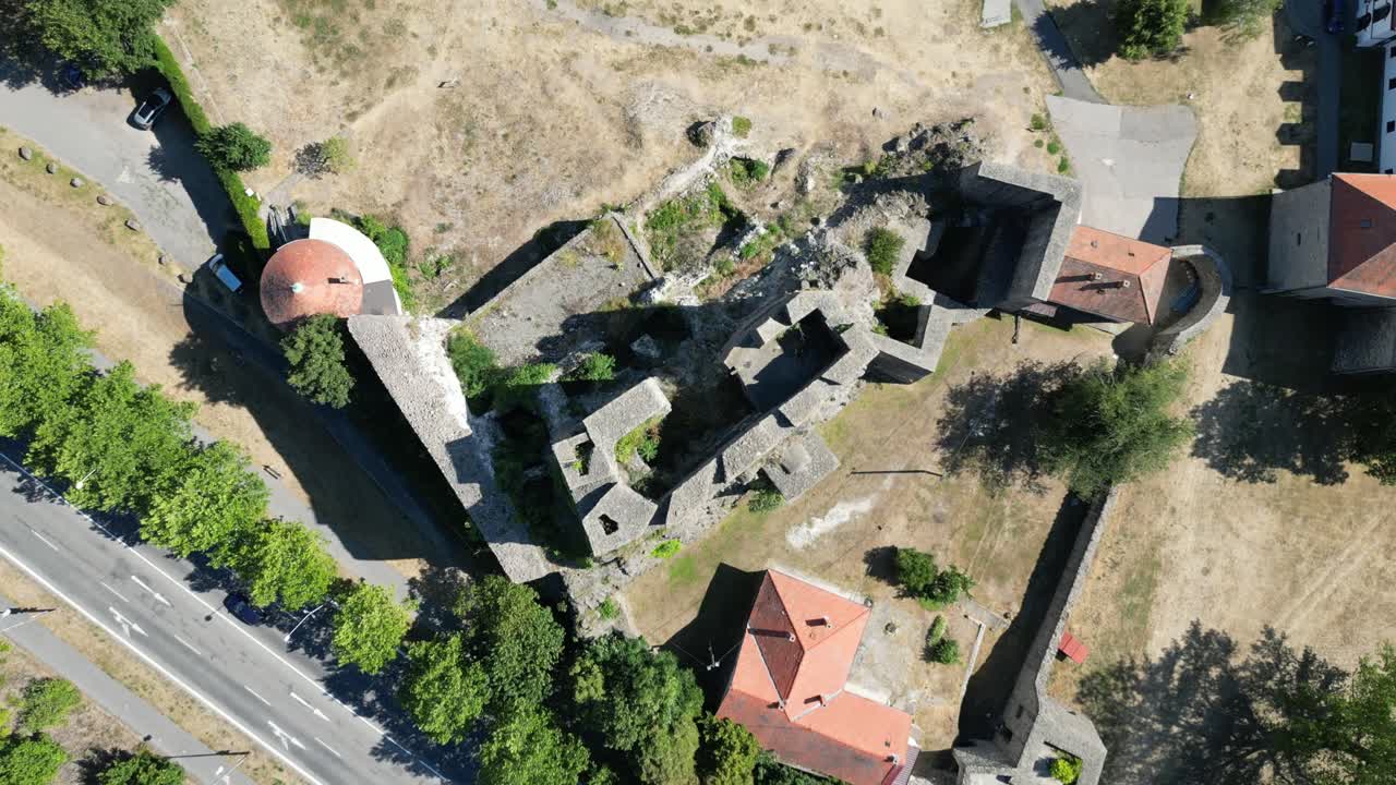 levice castle hrad top down 오버헤드 회전 드론 공중, 슬로바키아