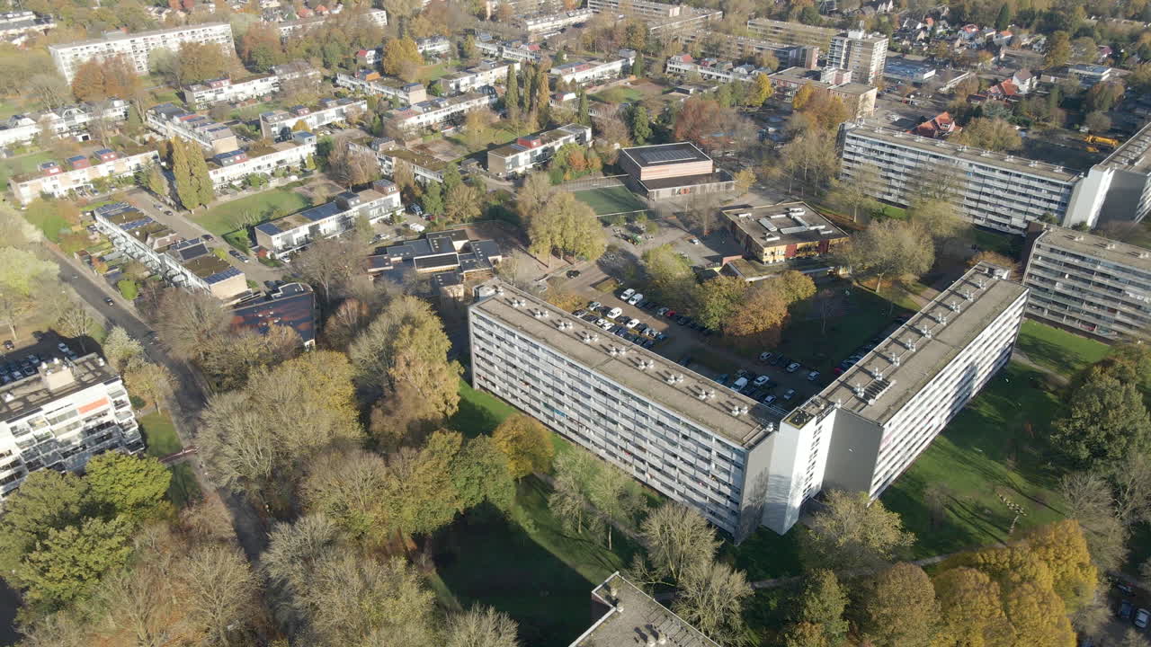 полет над жилыми домами в пригородном микрорайоне осенью