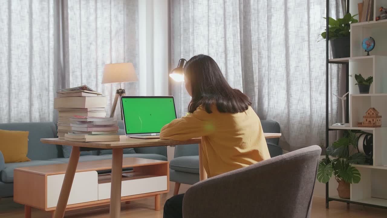 집에서 공부하는 여자