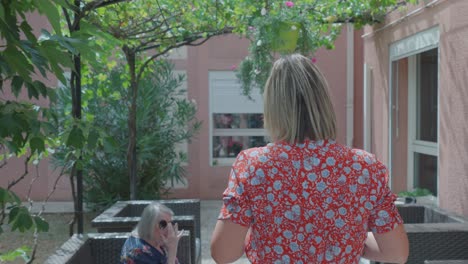 Ocio-Para-Personas-Mayores-En-El-Floreciente-Patio-De-Una-Casa-De-Retiro-Francesa