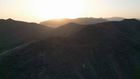 Sonnenuntergang-Auf-Einem-Bergpfad-In-Fuerteventura