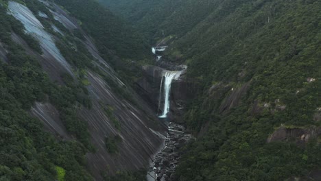 Senpiro-Cae-En-La-Isla-De-Yakushima,-Toma-Aérea-De-Retroceso