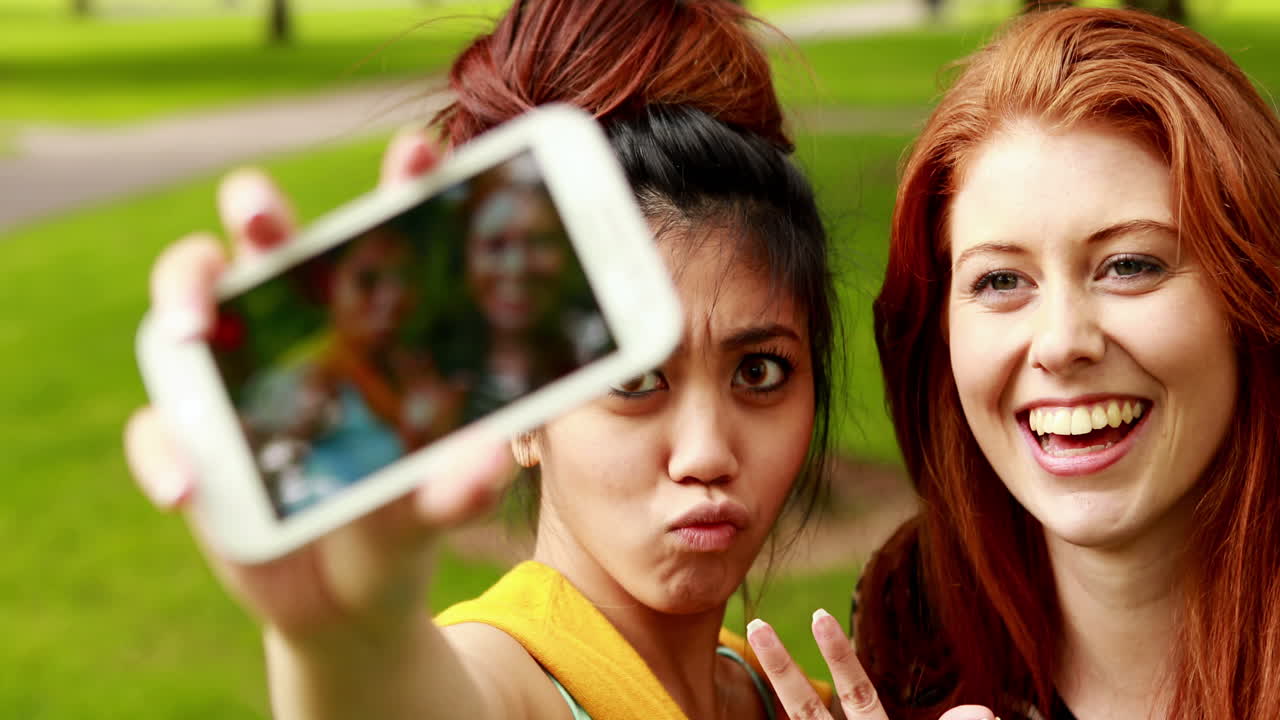 amigas bonitas tomando una selfie