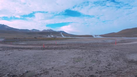 una vista conmovedora de los geysers de el tatio en el desierto de atacama, chile, américa del sur