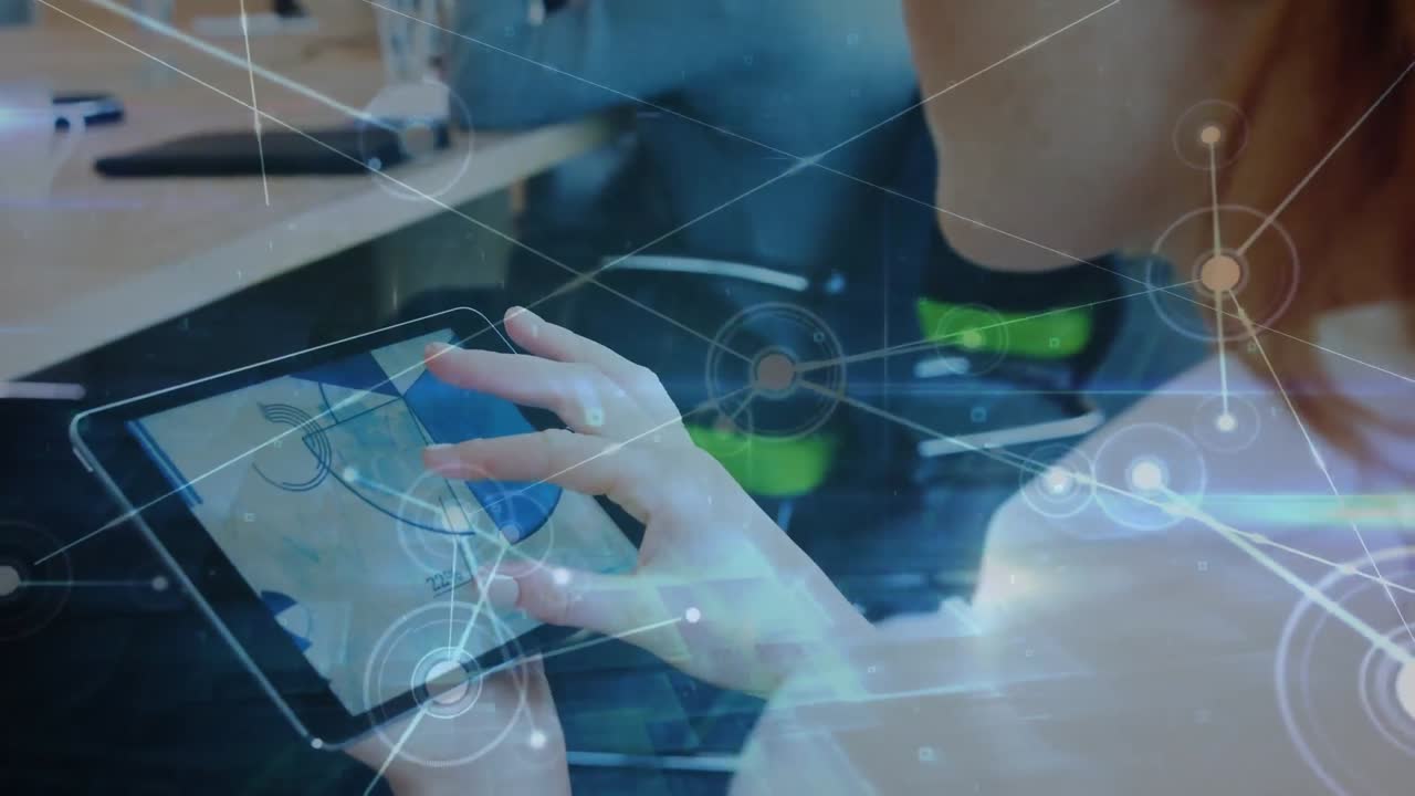 animación del procesamiento de datos sobre una mujer de negocios caucásica que usa una tableta