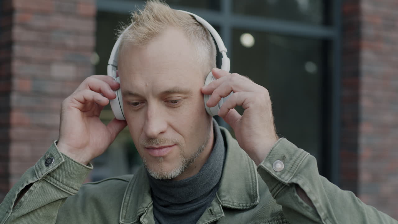 Hombre con auriculares al aire libre