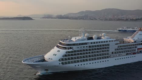 Antenne---Silberschatten-Kreuzfahrtschiff,-Das-Von-Athen-Abfährt