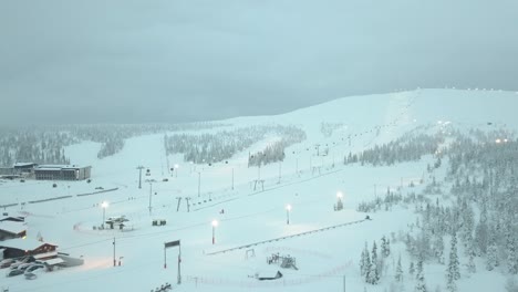 A-ski-resort-in-the-middle-of-the-winter-in-Ylläsjärvi,-Lapland,-Finland