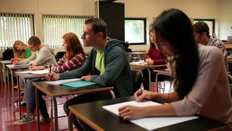 Konzentrierte-Schüler-Sitzen-In-Einem-Klassenzimmer-An-Einer-Prüfung