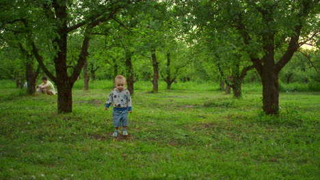 Lindo-Niño-Caminando-En-El-Bosque.-Dos-Hermanos-Jugando-Con-La-Pelota-Afuera